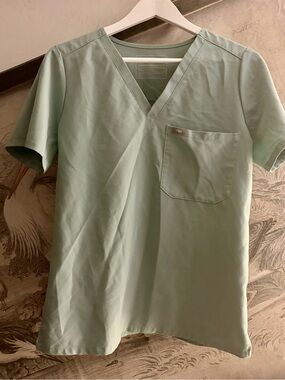 * FIGS Technical Collection Scrub Top in Light Seafoam Green SZ Medium *